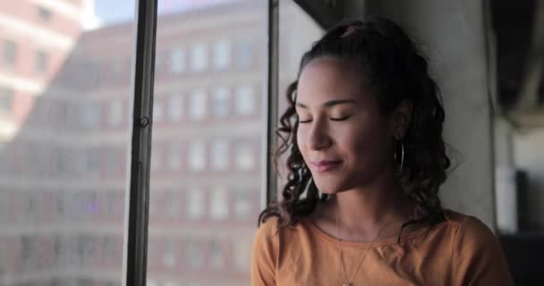 Retrato Jovem Hispânico Feminino Olhando Para Câmera — Vídeo de Stock