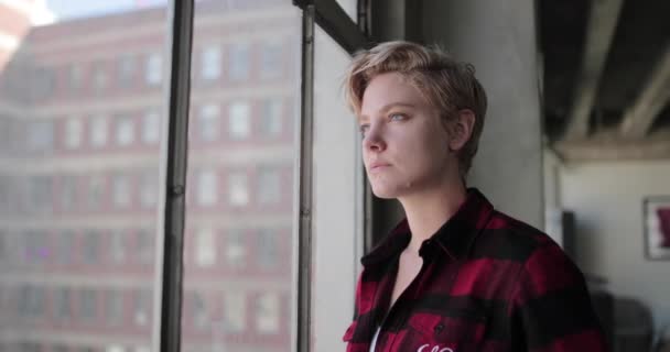 Retrato Joven Hembra Apartamento Loft — Vídeos de Stock