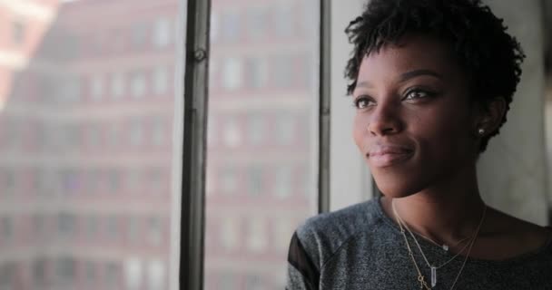 Mujer Afroamericana Joven Mirando Por Ventana Apartamento Loft Pensando — Vídeos de Stock