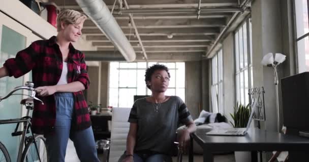 Junge Erwachsene Lernen Gemeinsam Einer Dachgeschosswohnung — Stockvideo