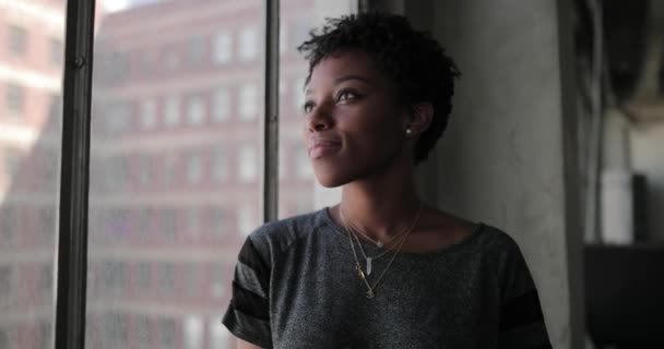 Junge Afroamerikanerin Schaut Aus Dem Fenster Dachgeschosswohnung Und Hält Smartphone — Stockvideo