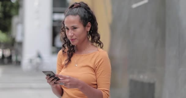 Porträtt Spansktalande Ung Vuxen Kvinna Med Smartphone Upptagen Stad Gata — Stockvideo