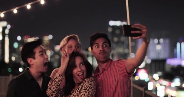 Ομάδα Φίλων Για Λήψη Selfie Ορίζοντα Της Πόλης Νύχτα — Αρχείο Βίντεο