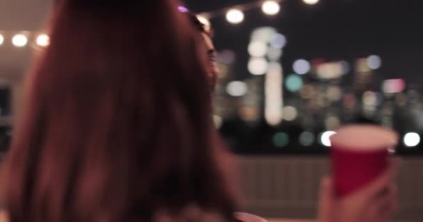 Junges Erwachsenes Paar Blickt Bei Einer Party Auf Die Skyline — Stockvideo