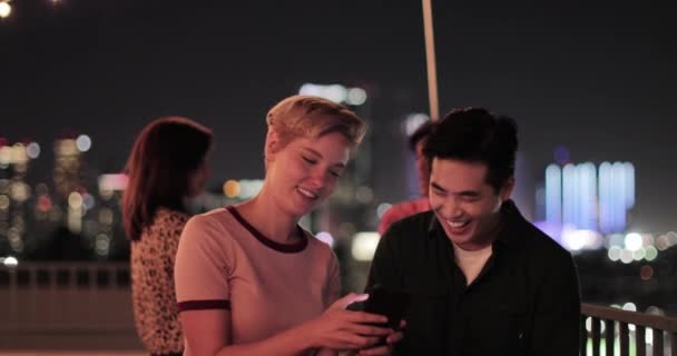 Pareja Adultos Jóvenes Tomando Selfie Con Horizonte Ciudad Por Noche — Vídeo de stock