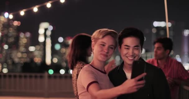 Pareja Adultos Jóvenes Tomando Selfie Con Horizonte Ciudad Por Noche — Vídeos de Stock