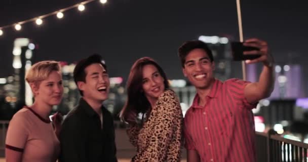 Grupp Vänner Att Selfies Med Stadens Silhuett Natten — Stockvideo