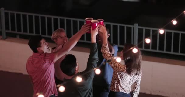 友人の屋上パーティーでダンスのグループ — ストック動画
