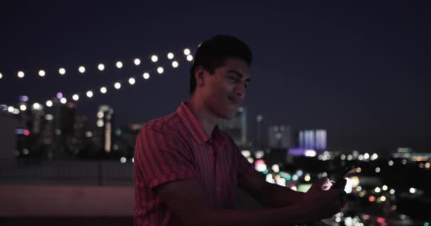 Ung Vuxen Man Tittar Smartphone Takterrass Natten — Stockvideo