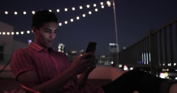 Молодий Дорослий Чоловік Дивиться Смартфон Даху Вночі — стокове відео