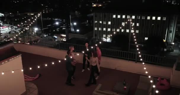 屋上パーティーで踊って友人のグループのオーバー ヘッド ショット — ストック動画