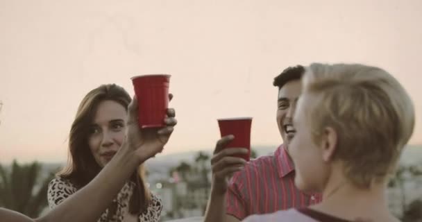 Gruppe Von Freunden Tanzt Auf Einer Party Auf Dem Dach — Stockvideo
