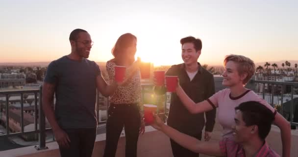 友人のお祝いのため屋上に集まるのグループ — ストック動画