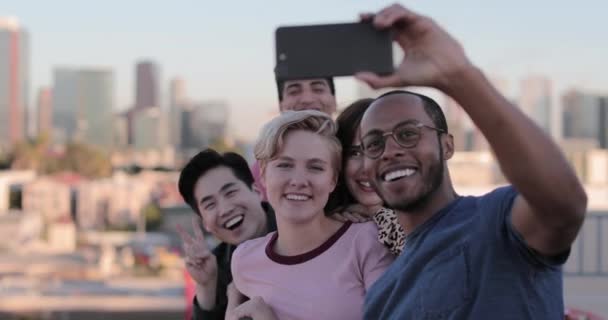 Gruppe Von Freunden Macht Selfie Mit Der Skyline Der Stadt — Stockvideo