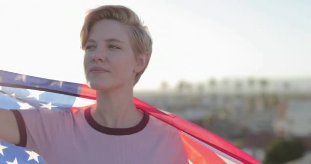 Młoda Kobieta Dorosłych Domagają Się Amerykańską Flagę Patrząc Panoramę Miasta — Wideo stockowe