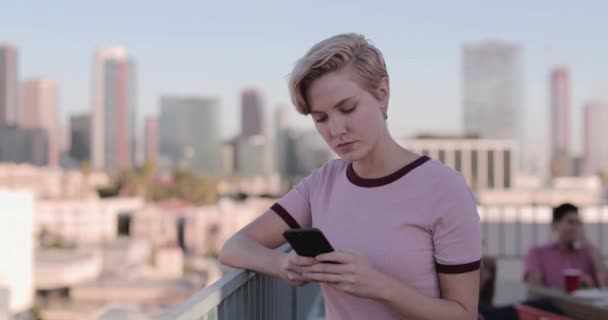 Młoda Kobieta Dorosłych Pomocą Smartfona Imprezę Dachu — Wideo stockowe