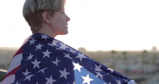 Jonge Volwassen Vrouwtje Verpakt Amerikaanse Vlag Uitkijkend Skyline Van Stad — Stockvideo