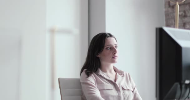 Ejecutiva Negocios Femenina Una Oficina Mirando Por Ventana Pensando — Vídeo de stock