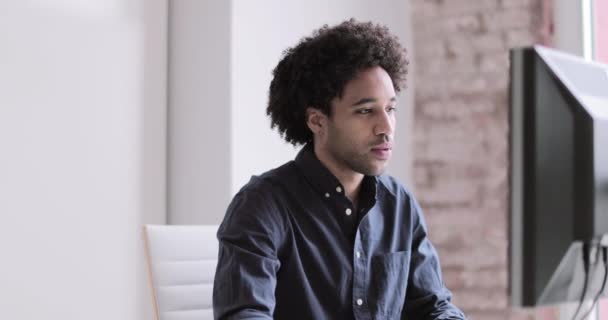 デスクトップ コンピューターのオフィスで働く男性のアフリカ系アメリカ人ビジネス エグゼクティブの肖像画 — ストック動画