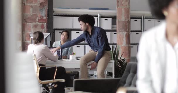 Colegas Trabajando Juntos Una Oficina Planta Abierta — Vídeo de stock