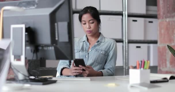 Молодая Женщина Работает Офисе Смотрит Смартфон — стоковое видео