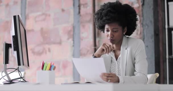 Vrouwelijke Afro Amerikaanse Zakenman Werken Een Kantoor Kijken Papierwerk — Stockvideo