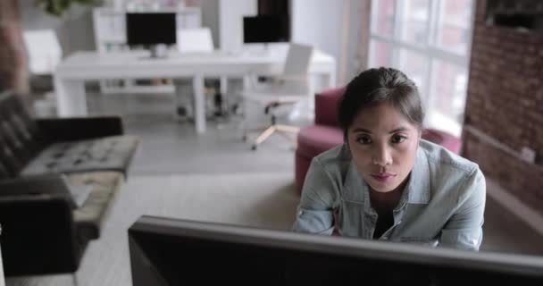 年轻成年女性站在台式计算机上工作 — 图库视频影像