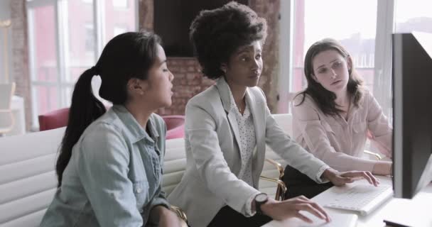Жінки Партнери Які Дивляться Настільний Комп Ютер Разом — стокове відео