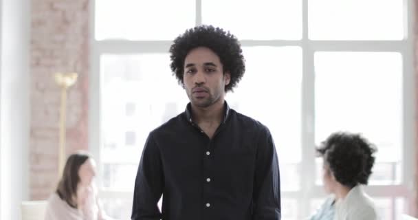 Πορτρέτο Του Αφρικανός Αμερικανός Επιχειρηματίας Τους Υπαλλήλους Του — Αρχείο Βίντεο