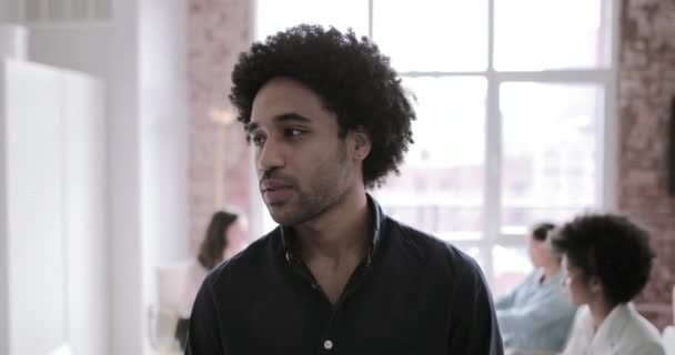 Porträtt African American Affärsman Med Sina Anställda — Stockvideo