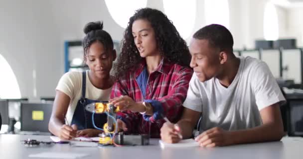 Estudiantes Secundaria Trabajando Brazo Robótico Clase — Vídeos de Stock