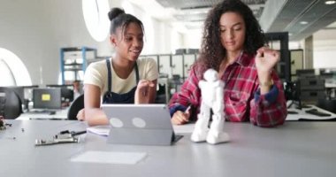 Lise öğrencileri sınıfta robot üzerinde çalışıyor