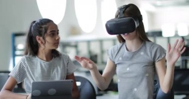 Lise öğrencileri sınıfta VR kulaklık kullanarak