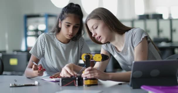 Estudantes Ensino Médio Trabalhando Braço Robótico Classe — Vídeo de Stock