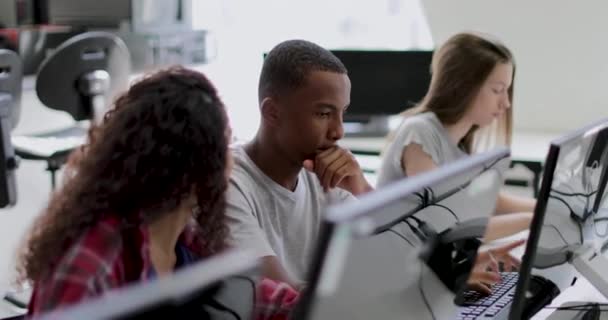 Estudantes Aprendendo Programar Sala Aula — Vídeo de Stock