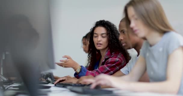 Estudantes Uma Aula Ciência Computação — Vídeo de Stock