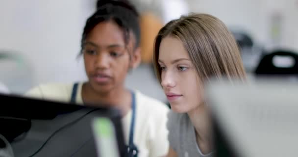 Fechar Meninas Adolescentes Usando Computador Sala Aula — Vídeo de Stock
