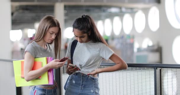 Estudantes Olhando Para Smartphones Tempo Pausa — Vídeo de Stock