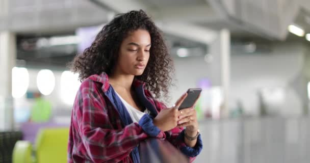 Kobiet Student Patrząc Smartphone Szkole — Wideo stockowe