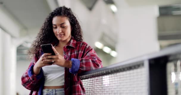 Vrouwelijke Student Kijken Naar Smartphone Middelbare School — Stockvideo