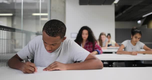 Estudiante Afroamericano Examen Secundaria — Vídeos de Stock