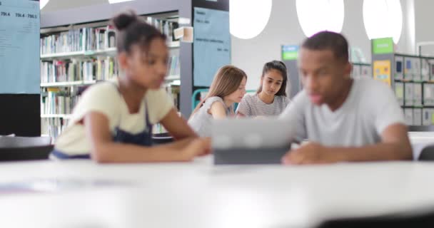 Estudantes Ensino Médio Estudando Juntos Uma Biblioteca Com Tablet Digital — Vídeo de Stock