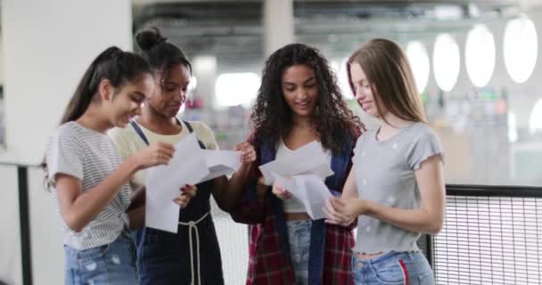 Kvinnliga Gymnasieelever Öppna Deras Testresultat — Stockvideo