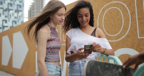 Έφηβοι Κοινωνικοποίηση Εξωτερικούς Χώρους Στην Πόλη Βλέπουν Smartphone — Αρχείο Βίντεο