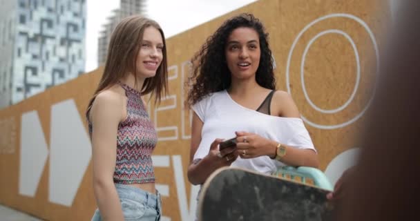 Adolescentes Socializando Aire Libre Ciudad Mirando Teléfono Inteligente — Vídeos de Stock