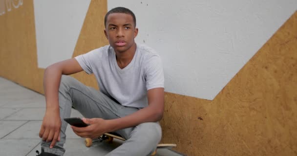 Afrikanisch Amerikanischer Teenager Schaut Freien Aufs Smartphone — Stockvideo