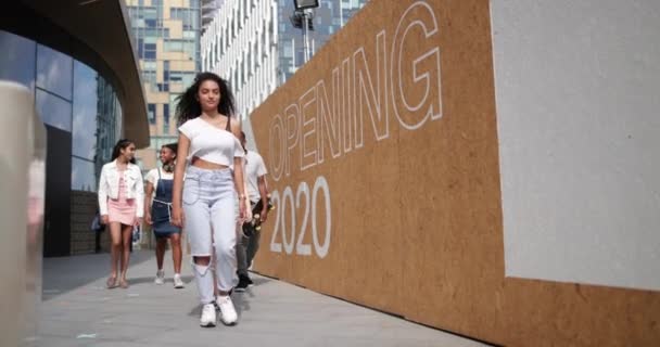 Grupo Adolescentes Caminando Por Ciudad — Vídeos de Stock