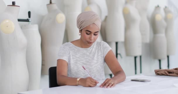 イスラム教徒の女子学生のファッション デザイナーの肖像 — ストック動画