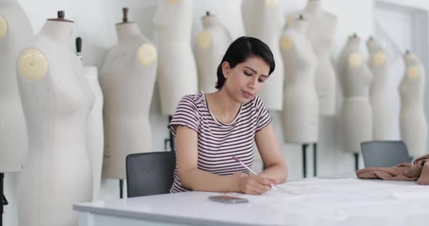 阿拉伯女学生时装设计师 — 图库视频影像
