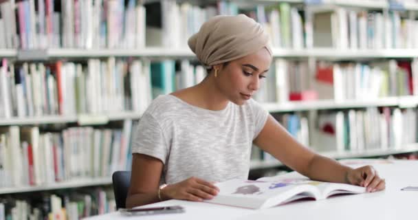 Estudante Muçulmana Biblioteca Faculdade — Vídeo de Stock